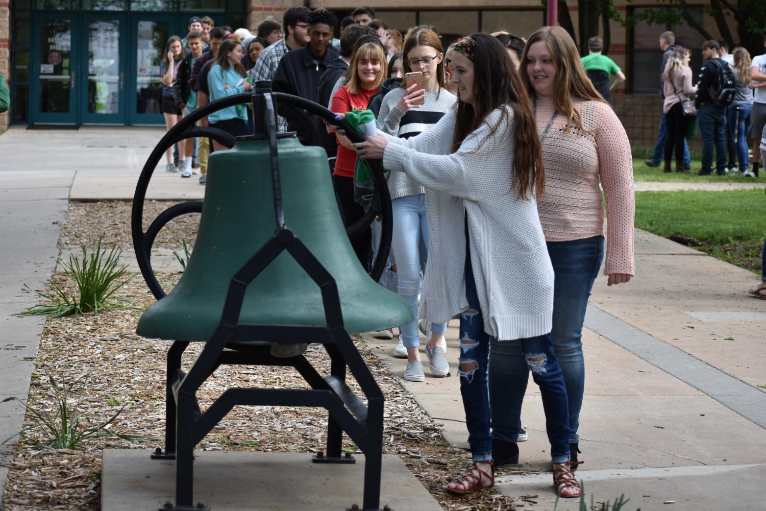 5/10/19 Senior bell ringing Ceremony (photo gallery by Damien Matmanivong)