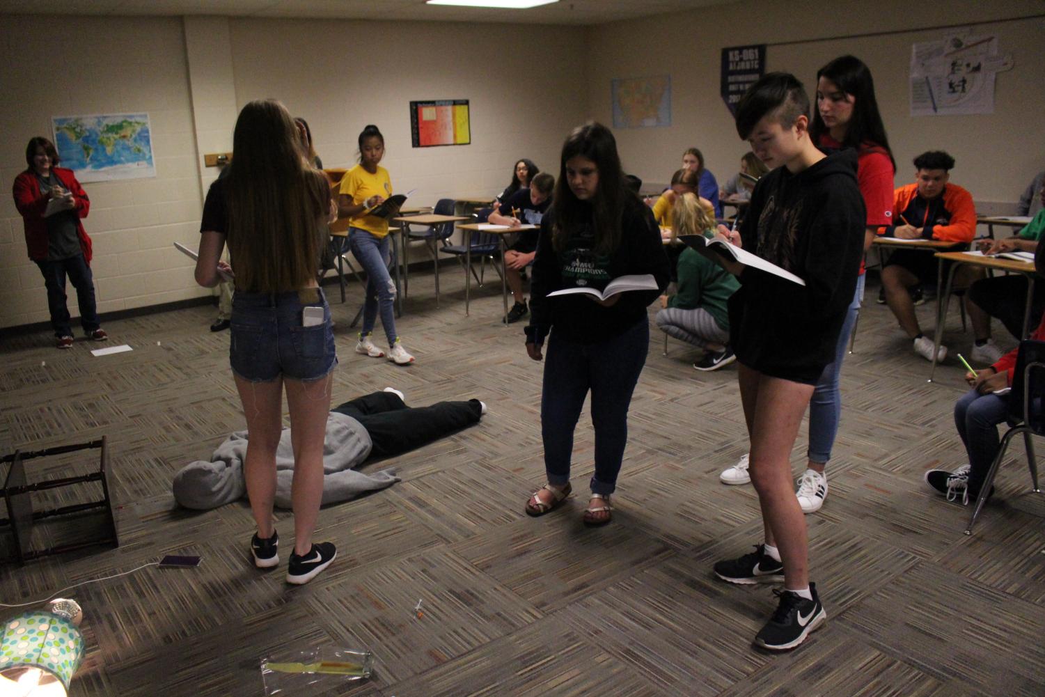 Students+analyze+mock+crime+scene+for+BioMed+%28Photos+by+Caden+Miller%29