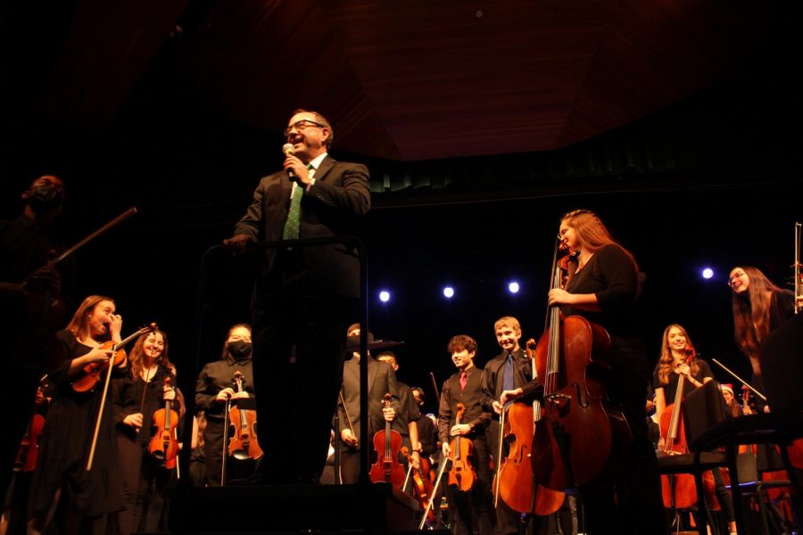 DHS orchestra spreads holiday joy (photos by Vy Nguyen)