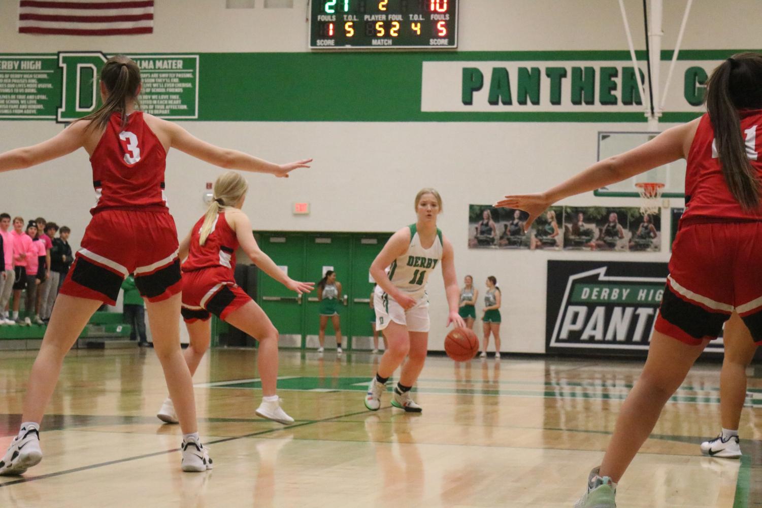 1%2F21%2F22+Varsity+Girls+Basketball+vs.+Maize+%28Photos+by+Laurisa+Rooney%29