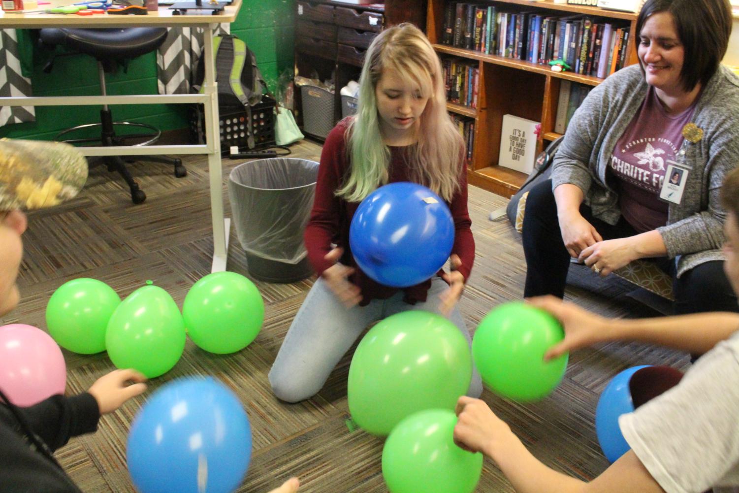 1%2F18%2F22+Mrs.+Mackays+class+making+towers+out+of+balloons+%28Photos+by+Laurisa+Rooney%29