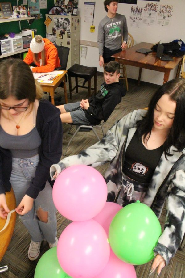 1/18/22 Mrs. Mackays class making towers out of balloons (Photos by Laurisa Rooney)