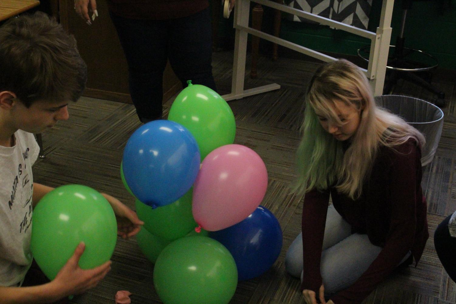 1%2F18%2F22+Mrs.+Mackays+class+making+towers+out+of+balloons+%28Photos+by+Laurisa+Rooney%29