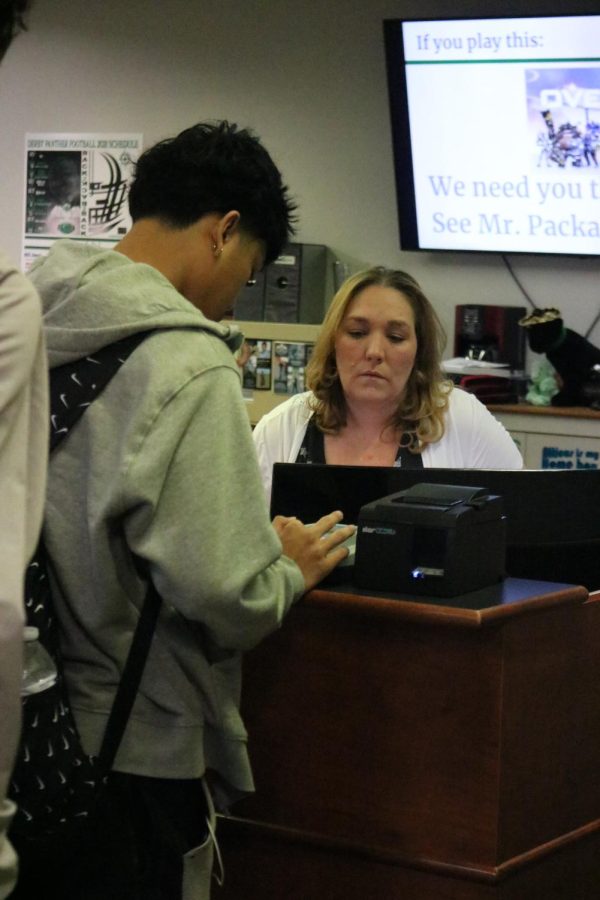 Students use tardy kiosk for the first time (Photos by Natalie Wilson)