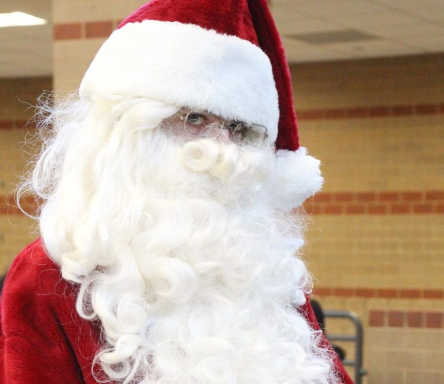 Selfies with Santa brings holiday spirit