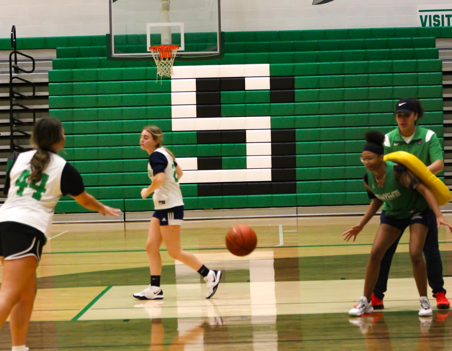 Girls+basketball+practice+%28Photos+by+Ava+Mbawuike%29