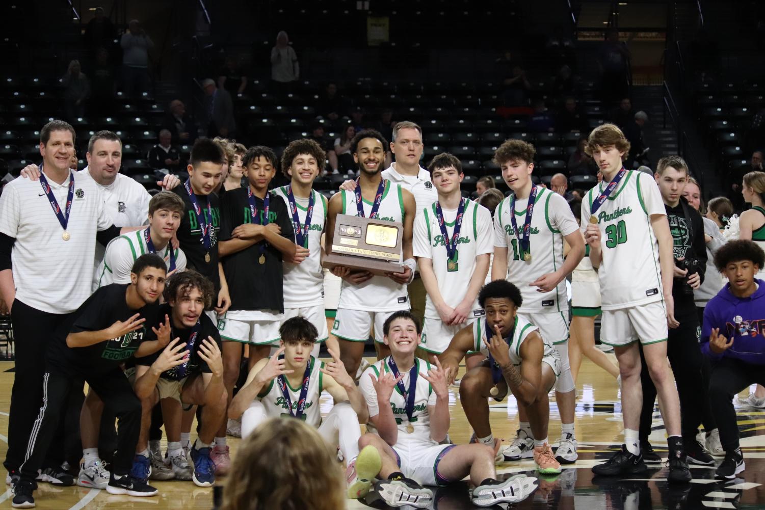 Boys+basketball+finishes+third+in+Class+6A+with+overtime+thriller+%28Photos+by+Joselyn+Steele%29
