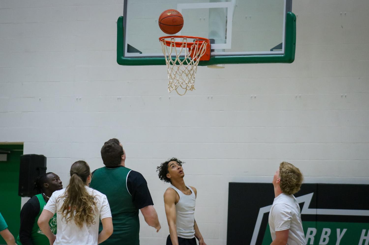 Senior+vs.+Staff+basketball+%28Photos+by+Zara+Thomas%29