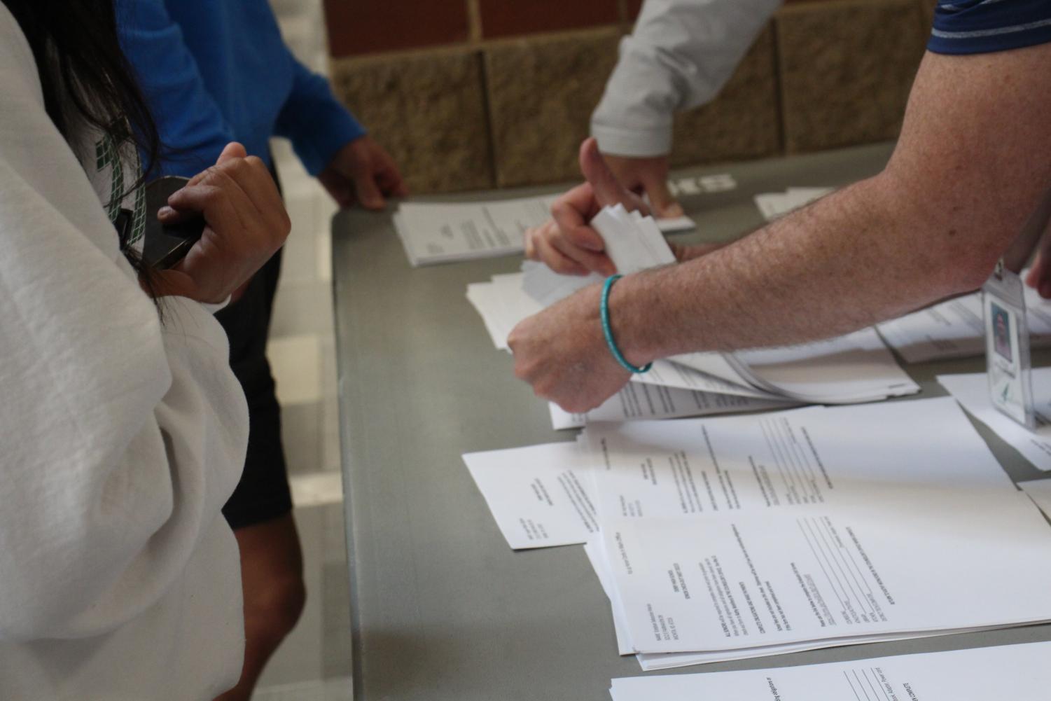 Senior checkouts (Photos by Luis Lozano)