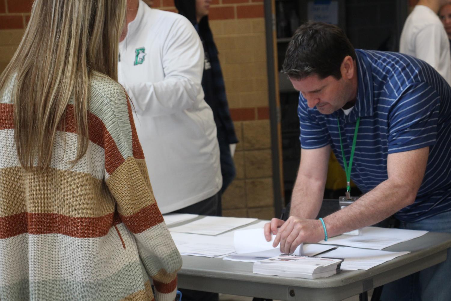 Senior checkouts (Photos by Luis Lozano)