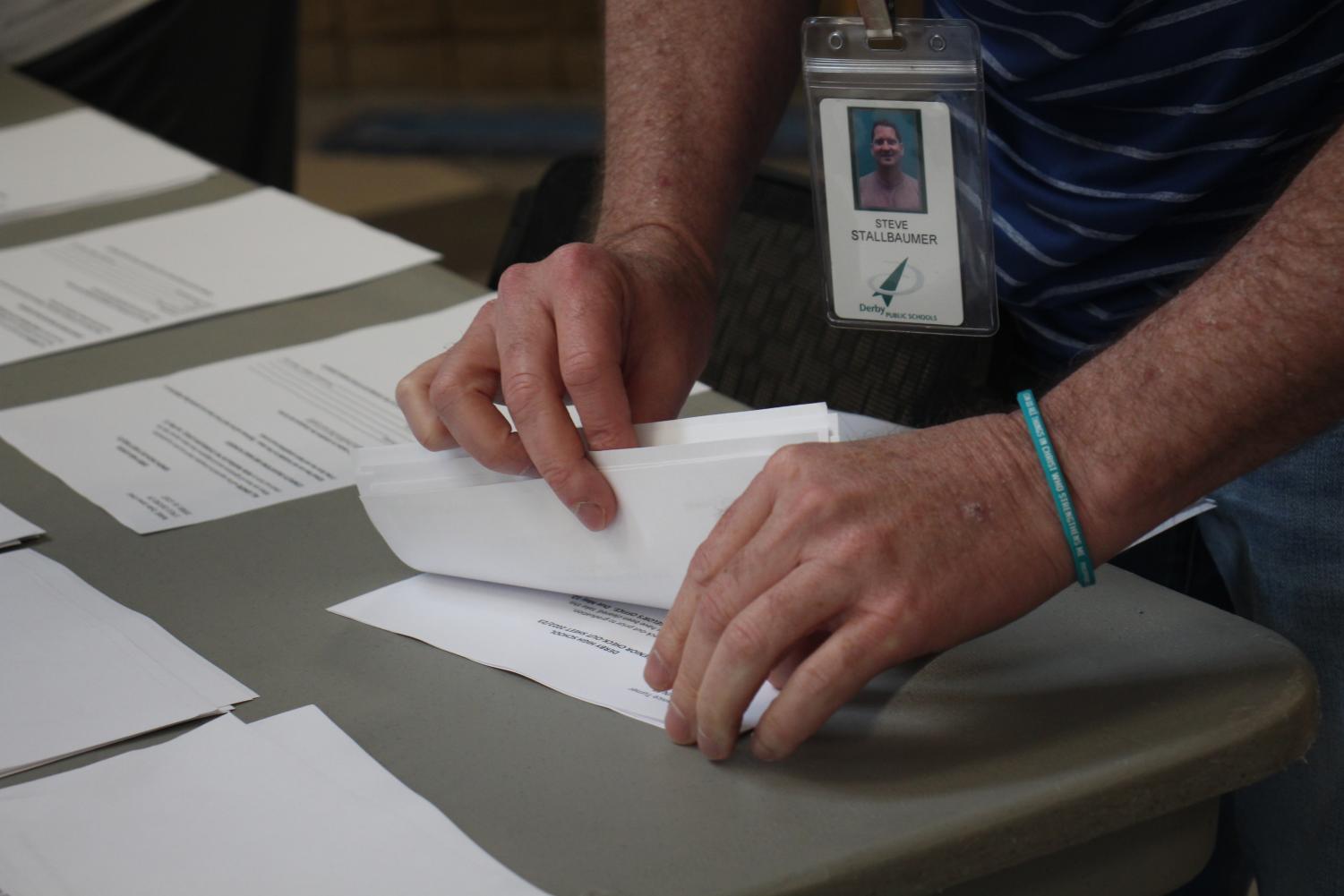 Senior checkouts (Photos by Luis Lozano)