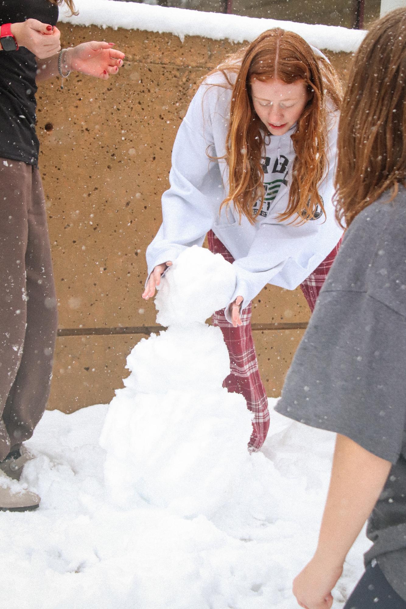 Students+playing+in+the+snow+%28Photos+by+Mikah+Herzberg%29