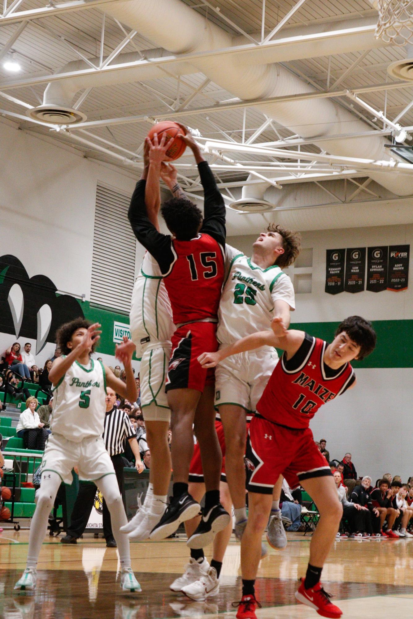 Boys+basketball+vs.+Maize+%28Photos+by+Laurisa+Rooney%29