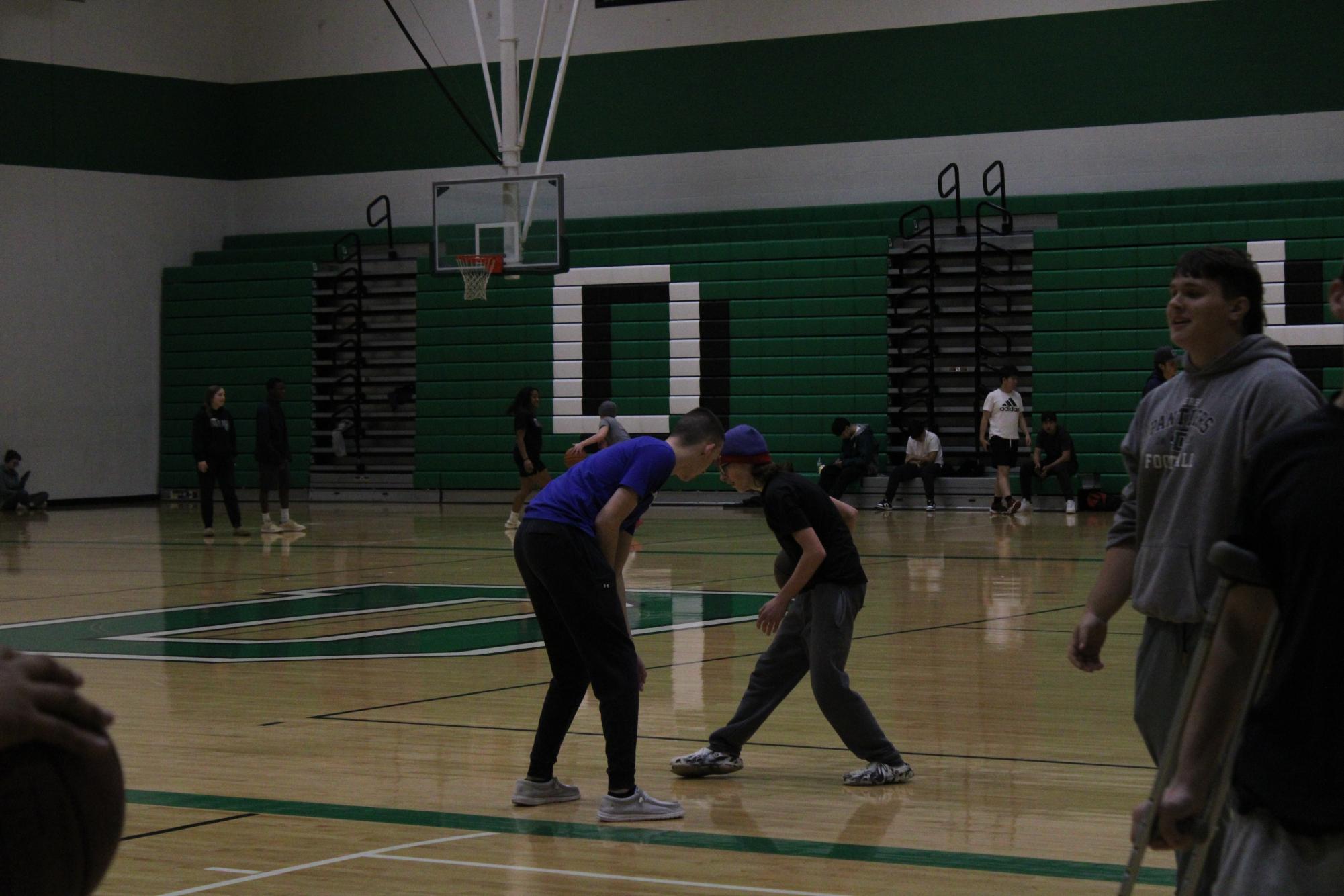 Students+playing+basketball+in+the+gym