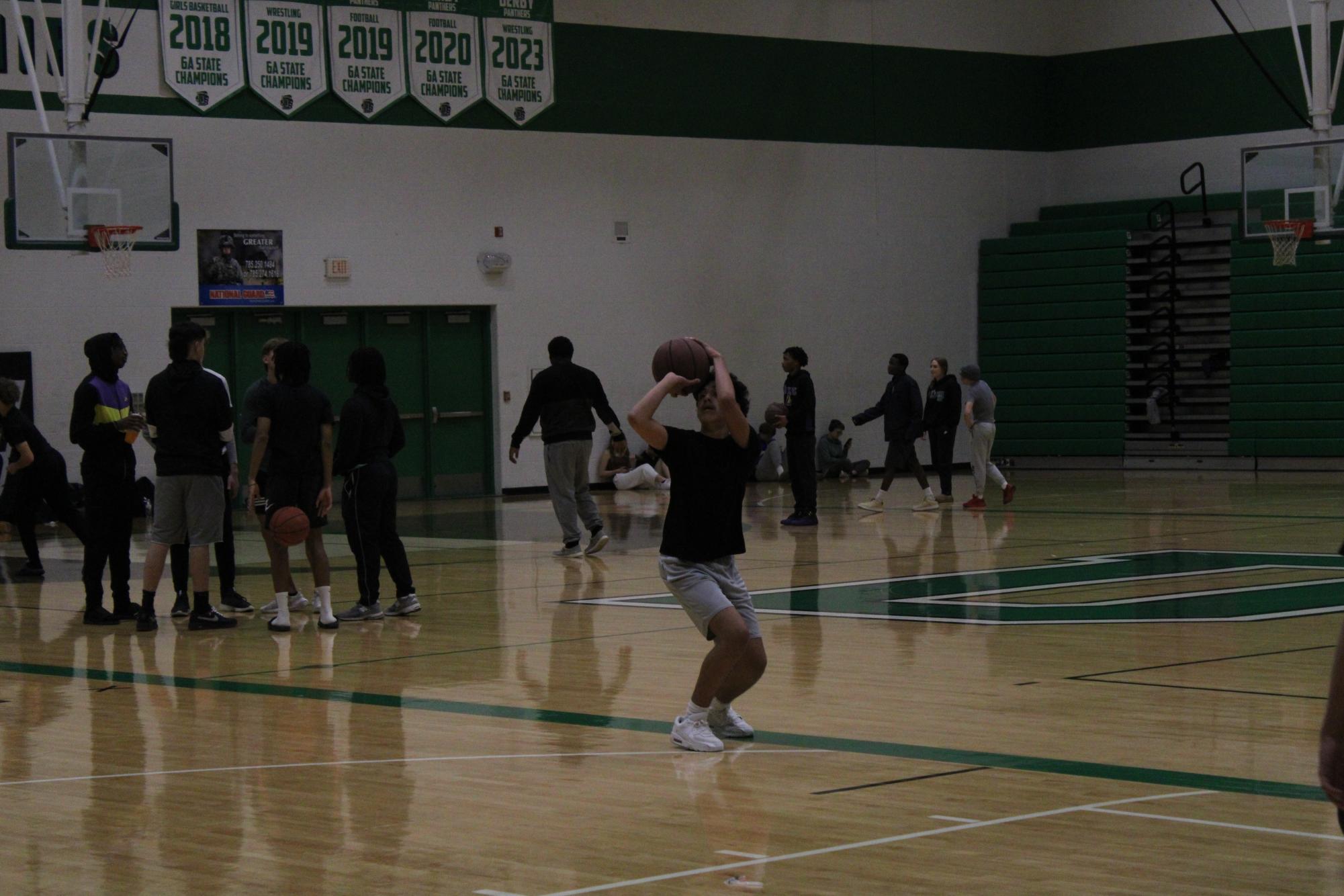 Students+playing+basketball+in+the+gym