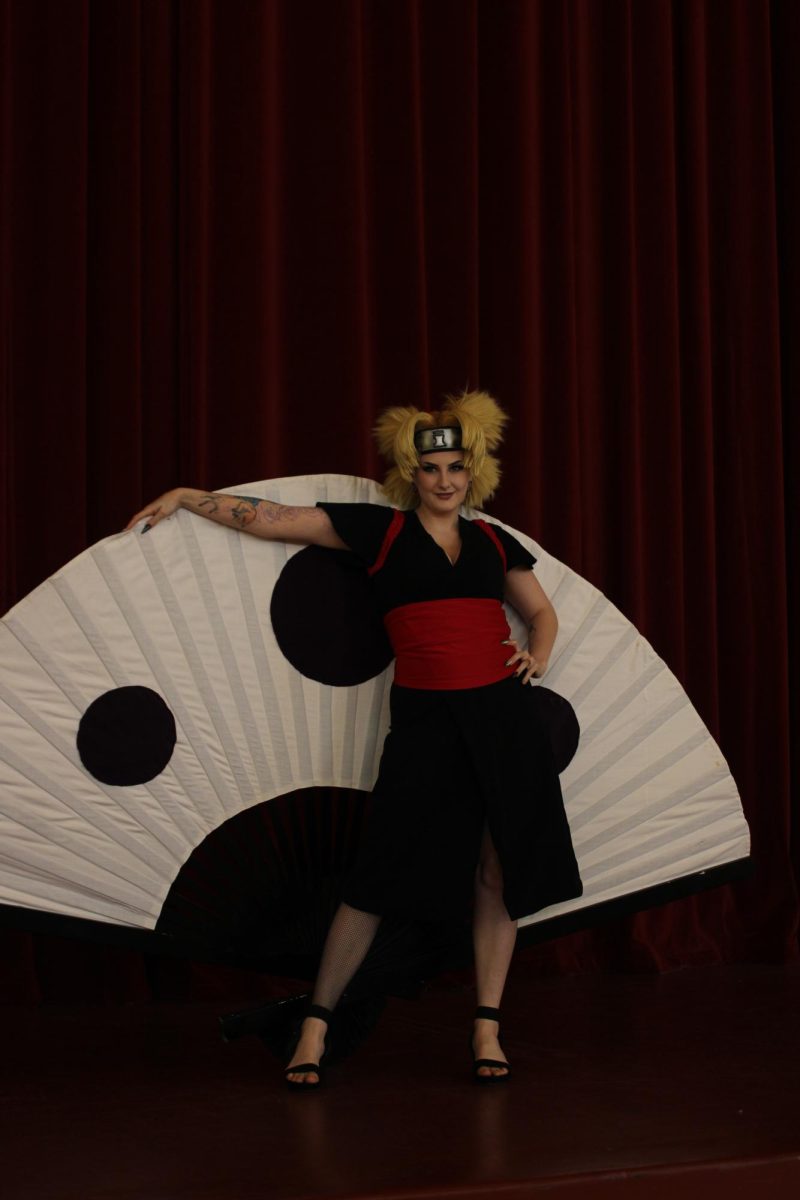 Temari Cosplayer poses for a photo on stage.