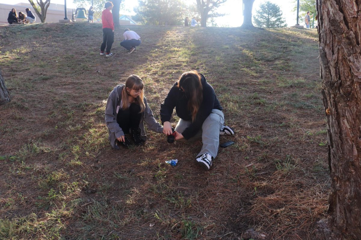 Partners take photo's of a wrapper found on the ground.