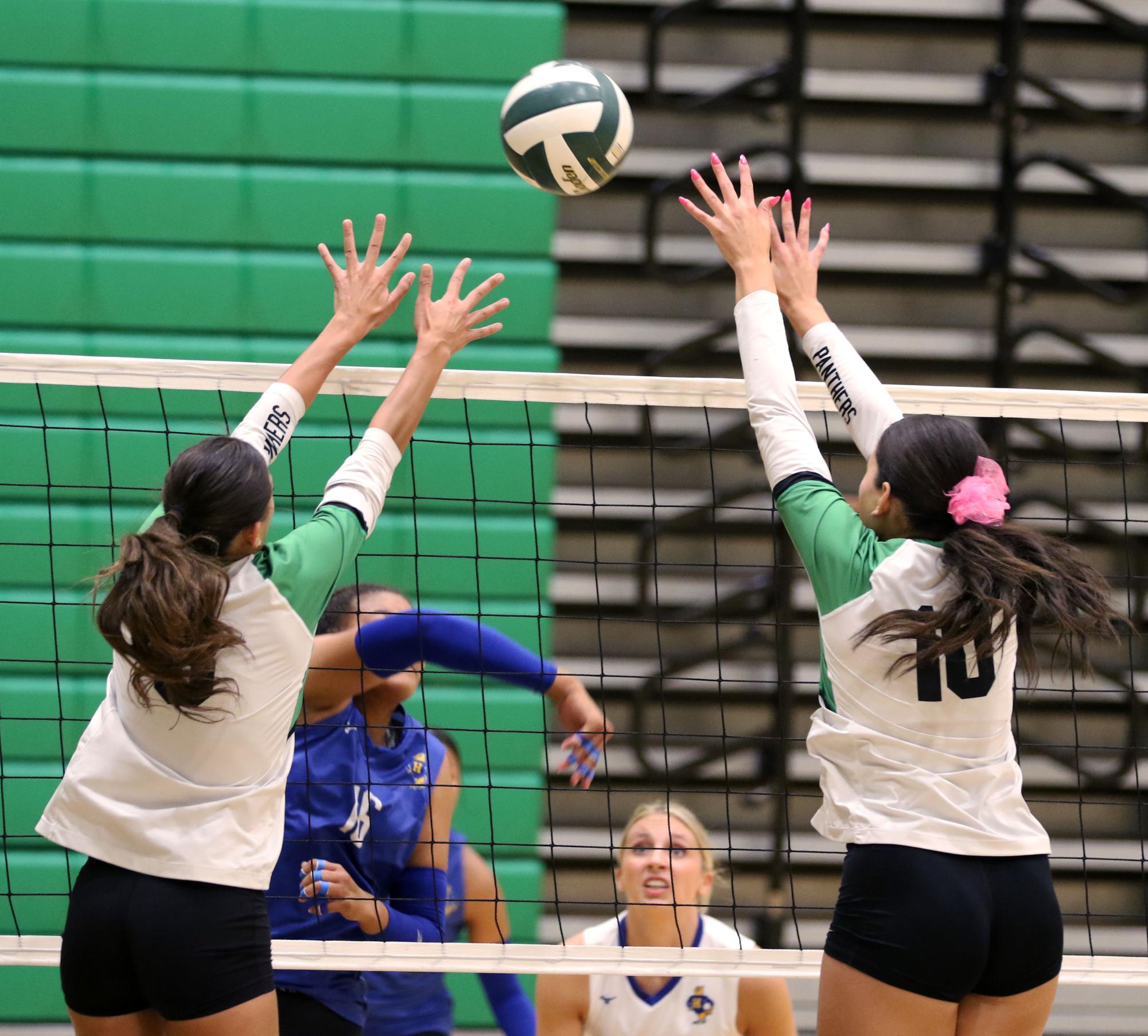 Volleyball vs. Hutch (Photos by Maggie Elliott)