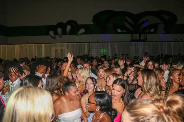 Navigation to Story: Homecoming Dance (Photos by Olivia Grosser)