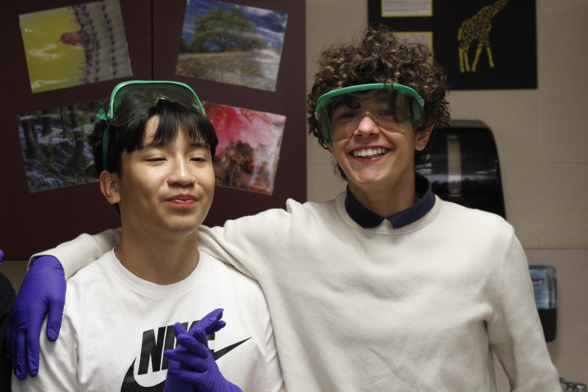 Zoology dissects clams (Photos by Alyssa Schroeder)