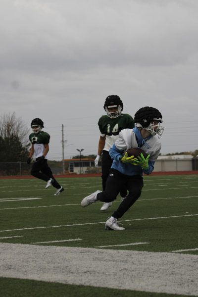 Navigation to Story: Football practice (Photos by Stevie Hoppock)