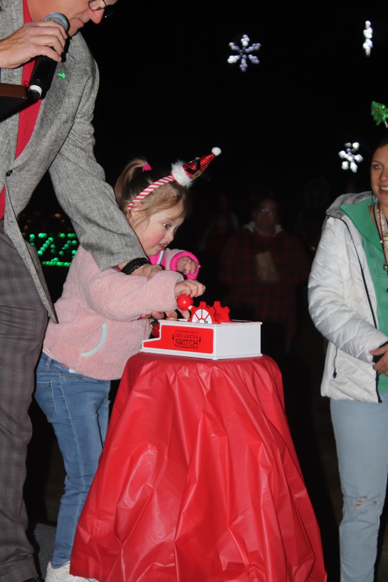 Annual tree lighting and jazz band (Photos by Persephone Ivy)