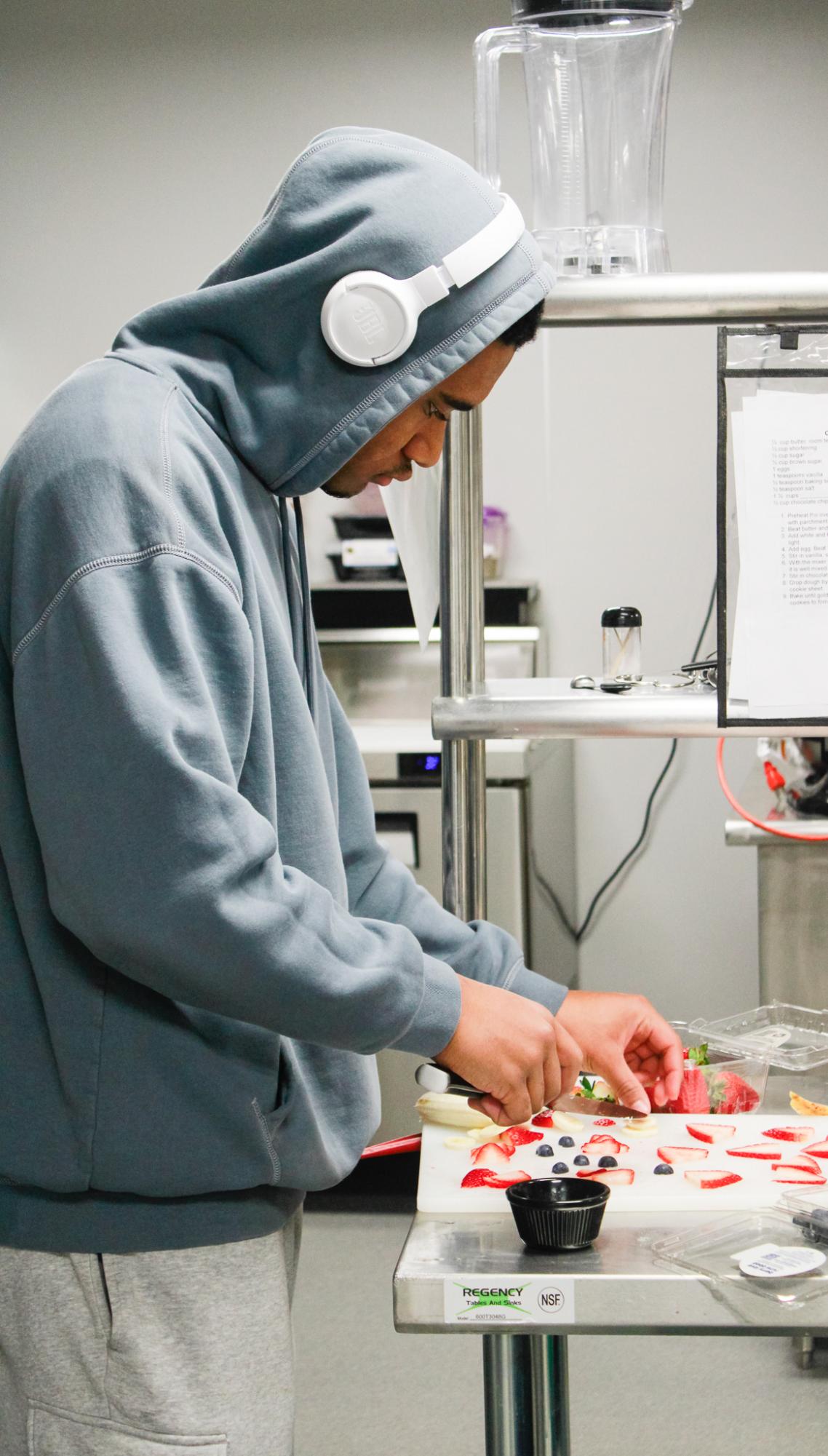 Culinary 1 cooks pancakes (Photos by Ava Mbawuike)