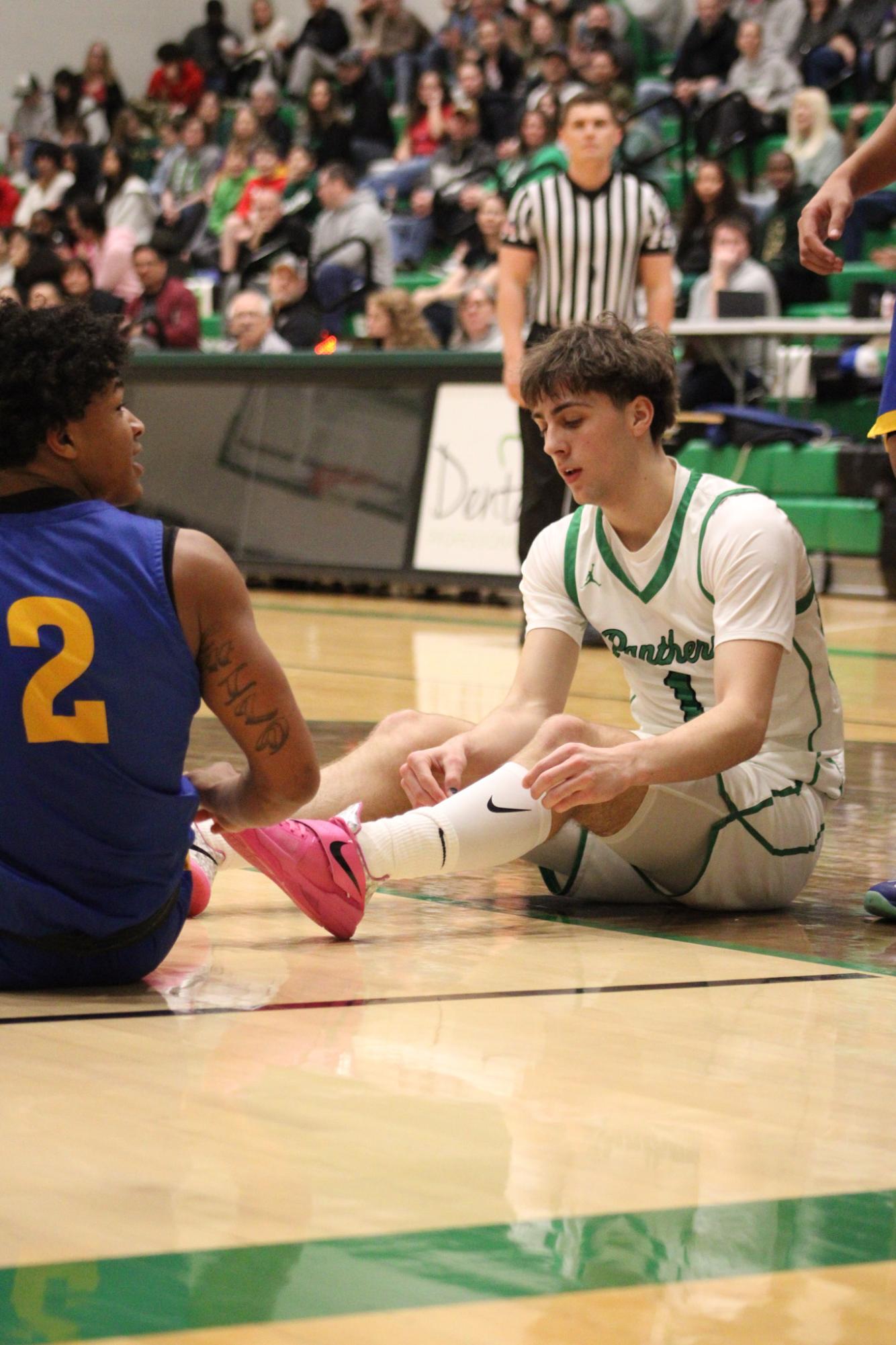 Varsity Boys Basketball vs. Hutchinson (Photos by Kaelyn Kissack)