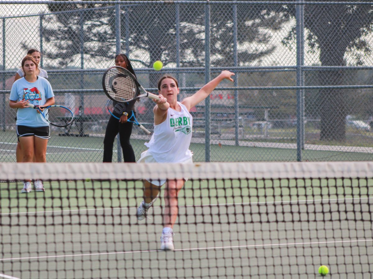 Tennis player returns the ball. 