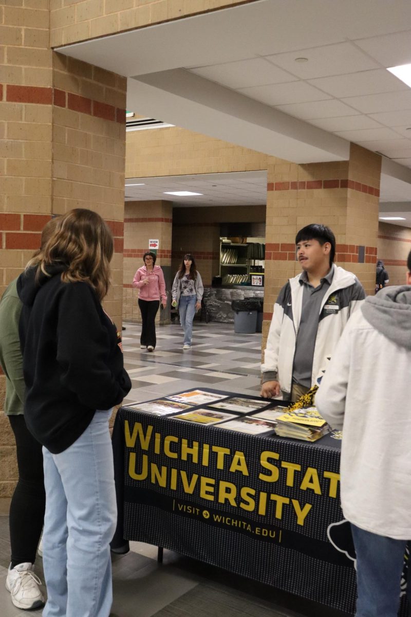 WSU rep talking to students 