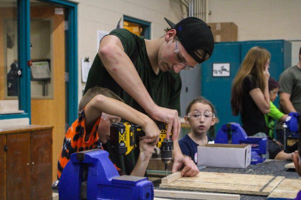 Navigation to Story: 3rd grade students building Bat Houses (Photos By Ava Phouangmala)