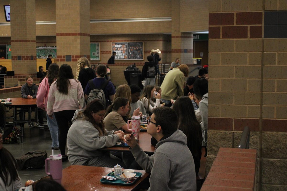 Students eat lunch.