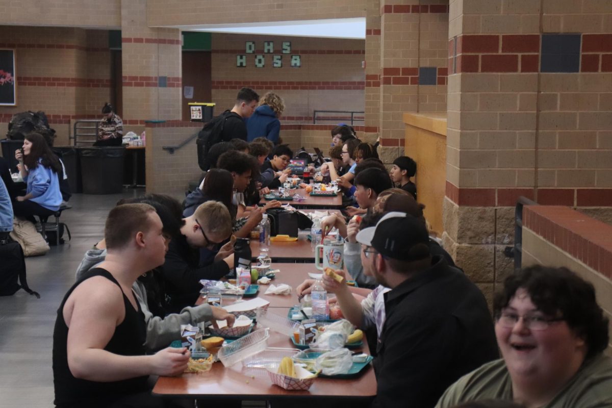 Students eat lunch