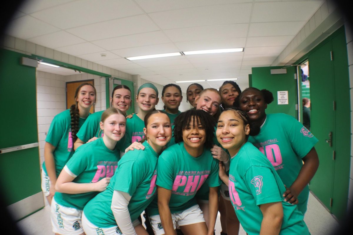 Girl's varsity basketball poses for a picture.